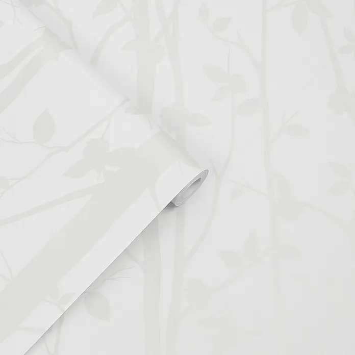 Laura Ashley Vliestapete Vliestapete Pappel Perlmutt - Weiß, Sonstiges, 10 x 0,52 m - Weiße Tapetenrolle mit dezentem hellgrauem Baum- und Blumenmuster, teilweise abgerollt.