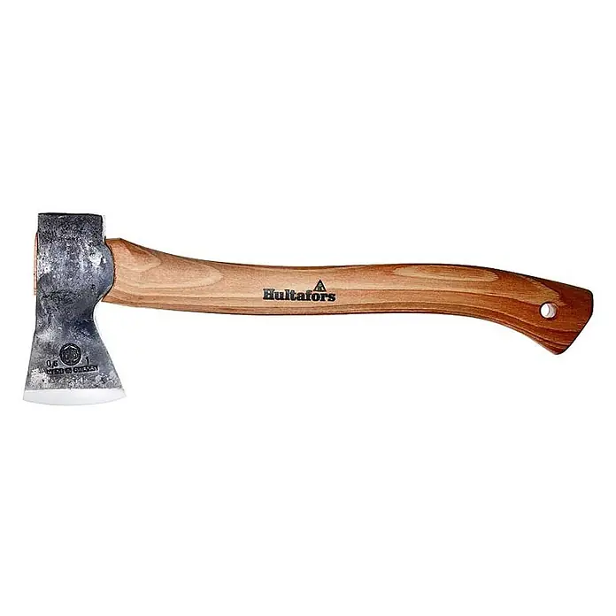Hultafors HULTAN Trekking-Beil -  - Hultafors Axt mit grauem Metallkopf und gebogenem, hellbraunem Holzstiel. Beschriftung: '0,6' und 'MADE IN SWEDEN'.
