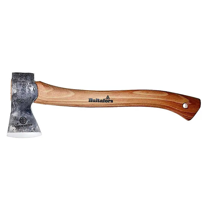Hultafors HULTAN Trekking-Beil -  - Hultafors Axt mit grauem Stahlkopf und hellbraunem Holzstiel, inklusive Aufhängeloch. „Made in Sweden“ ist sichtbar.
