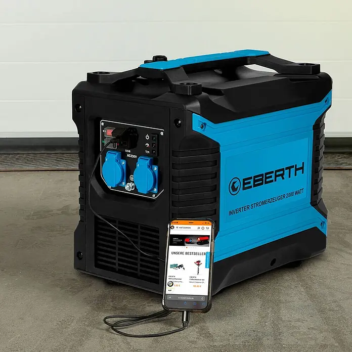 EBERTH Stromerzeuger Inverter 2000 W, 3 PS, 230 V, ECO-Modus, USB - Tankvolumen: 4 l - Schwarz-blauer EBERTH Inverter Stromerzeuger mit einem Smartphone, das über den USB-Anschluss in einer Garage aufgeladen wird.