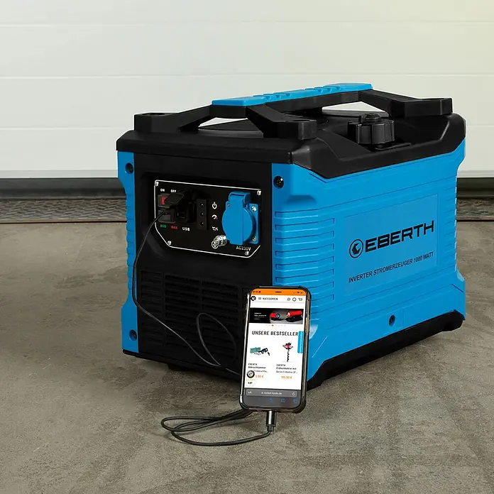 EBERTH Stromerzeuger Inverter 1000 W, 2 PS, 230 V, ECO-Modus, USB - Tankvolumen: 4 l - Blauer und schwarzer EBERTH 1000W Inverter Stromerzeuger lädt ein Smartphone auf und demonstriert seine tragbaren Leistungsfähigkeiten.
