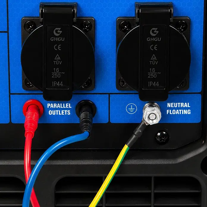 EBERTH Stromerzeuger Parallel Kit 6650 W, 230 V, 16/32 A für IG33-IS3500S -  - Detailaufnahme eines blauen Generatorpanels mit zwei schwarzen Steckdosen (16A, 250V, IP44), roten/blauen Kabeln für Parallelanschlüsse und einem gelb-grünen Erdungskabel.