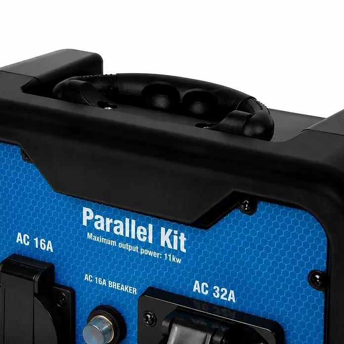 EBERTH Stromerzeuger Parallel Kit 6650 W, 230 V, 16/32 A für IG33-IS3500S -  - Schwarzes und blaues Parallelkit für Generatoren mit Griff, zeigt AC 16A und AC 32A Ausgänge, max. 11kW Leistung.