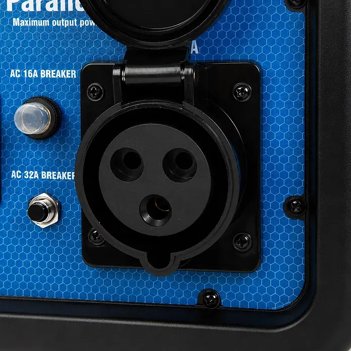 EBERTH Stromerzeuger Parallel Kit 6650 W, 230 V, 16/32 A für IG33-IS3500S -  - Nahaufnahme einer schwarzen dreipoligen Steckdose mit Klappdeckel, daneben AC 16A und 32A Sicherungen auf blauem Hexagonal-Panel.
