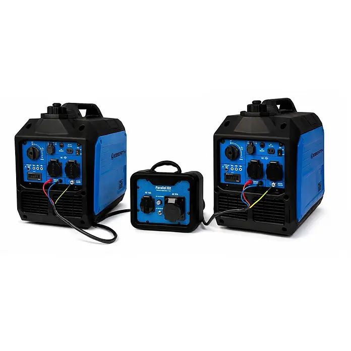 EBERTH Stromerzeuger Parallel Kit 6650 W, 230 V, 16/32 A für IG33-IS3500S -  - Zwei blau-schwarze tragbare Inverter-Generatoren, verbunden mit einem schwarzen Parallel-Kit für kombinierte Leistung.
