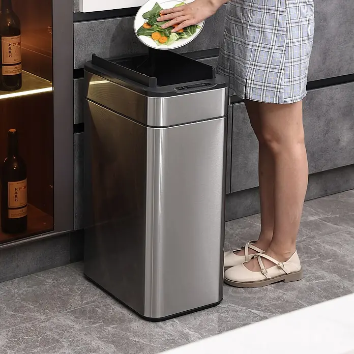 SVITA Sensormülleimer SE60L - 60 l, Edelstahl, Silber - Automatischer Edelstahl-Mülleimer mit offenem Deckel in einer Küche, in den Essensreste entsorgt werden.