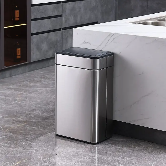 SVITA Sensormülleimer SE60L - 60 l, Edelstahl, Silber - Mülleimer aus Edelstahl mit schwarzem Deckel in moderner Küche.