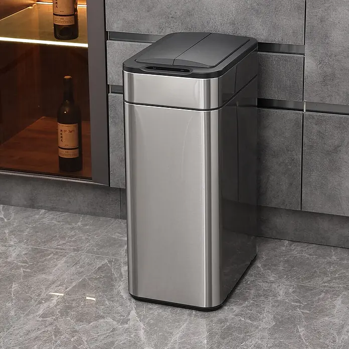 SVITA Sensormülleimer SE60L - 60 l, Edelstahl, Silber - Eleganter Edelstahl-Mülleimer mit dunkelgrauem Bewegungssensor-Deckel, in einer modernen Küche platziert.