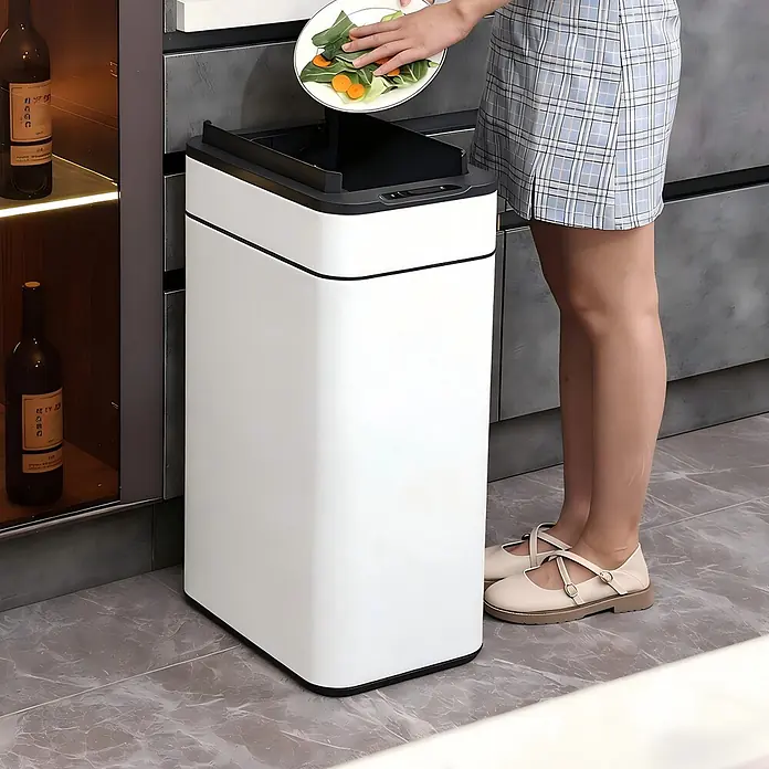 SVITA Sensormülleimer SE60L 60l Automatik rechteckig Stahl Weiß -  - Weißer rechteckiger Automatik-Mülleimer mit schwarzem Deckel, in Gebrauch in einer Küche zur Entsorgung von Essensresten.