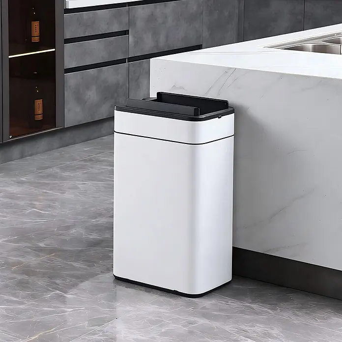 SVITA Sensormülleimer SE60L 60l Automatik rechteckig Stahl Weiß -  - Weißer rechteckiger Mülleimer mit schwarzem Deckel, in einer modernen Küche neben einer Kücheninsel platziert.