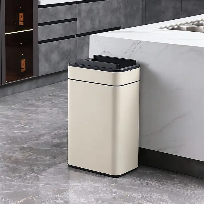 SVITA Sensormülleimer SE60L 60l Automatik rechteckig Stahl Taupe -  - Rechteckiger cremefarbener Küchen-Mülleimer mit schwarzem Deckel und Zierlinie, neben einer modernen Kücheninsel.