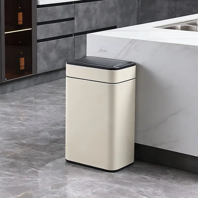 SVITA Sensormülleimer SE60L 60l Automatik rechteckig Stahl Taupe -  - Ein cremefarbener rechteckiger Mülleimer mit schwarzem Deckel steht in einer modernen Küche.