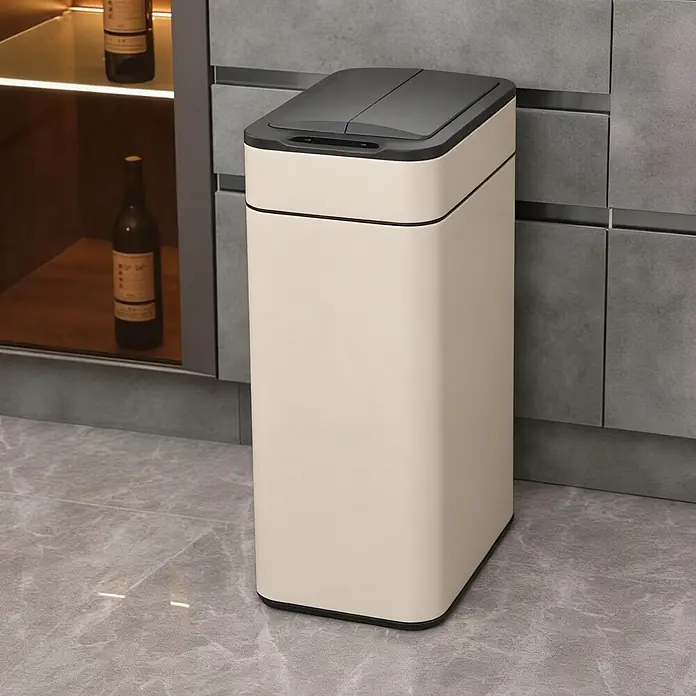 SVITA Sensormülleimer SE60L 60l Automatik rechteckig Stahl Taupe -  - Ein rechteckiger, cremefarbener, berührungsloser Mülleimer mit dunkelgrauem geteiltem Deckel in einer modernen Küche.