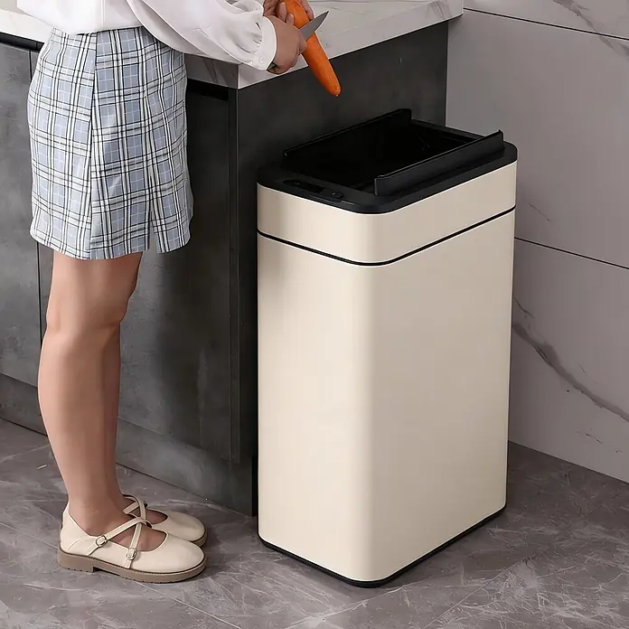 SVITA Sensormülleimer SE60L 60l Automatik rechteckig Stahl Taupe -  - Beiger smarter Mülleimer mit automatischer schwarzer Klappe offen, nimmt Küchenabfälle einer Person beim Karottenschälen auf.