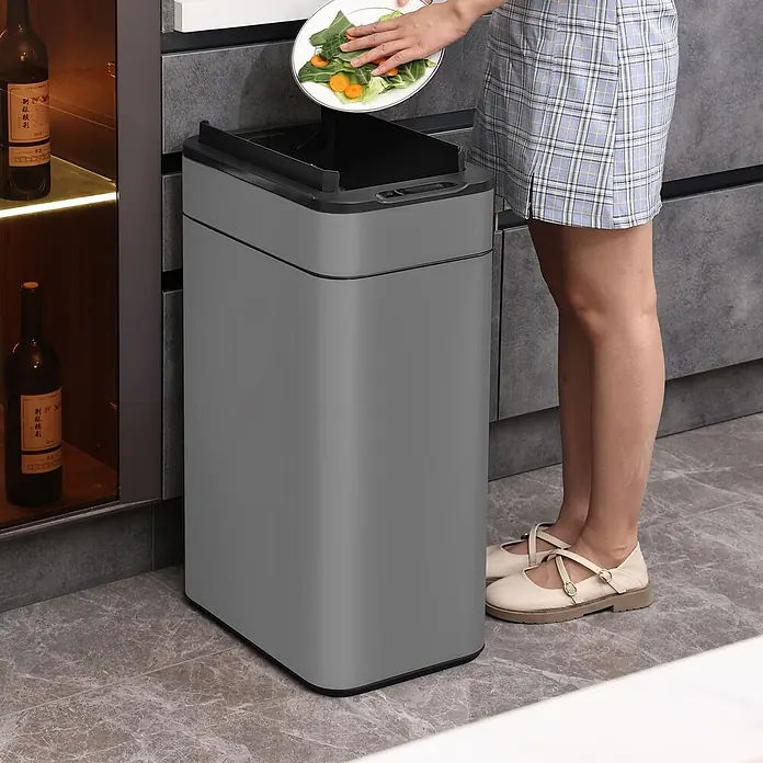 SVITA Sensormülleimer SE60L - 60 l, Stahl, Grau - Grauer smarter Mülleimer in Küche, Person entsorgt Essensreste hinein.