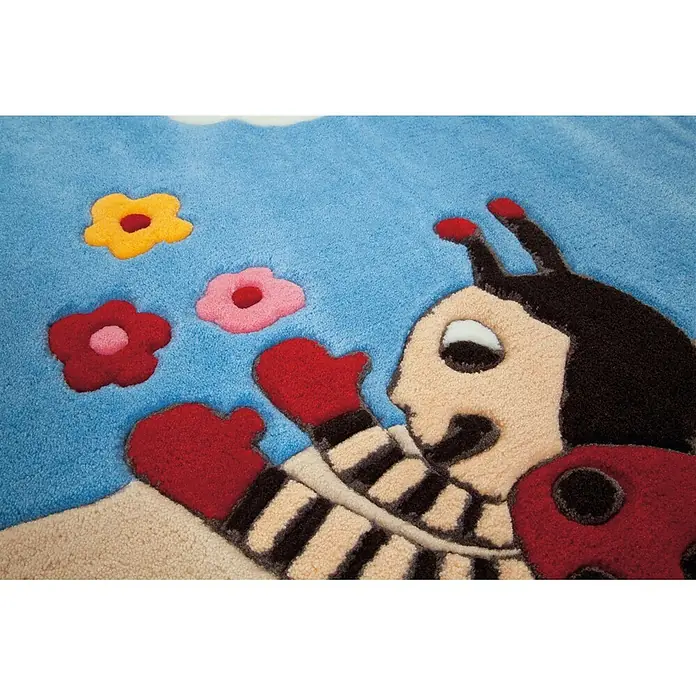 Kayoom Kinderteppich Joy 4091 - Multi, 160 x 110 cm, 100 % Modacryl - Weicher, getufteter Teppich mit Cartoon-Marienkäfer und bunten Blumen auf blauem Hintergrund.