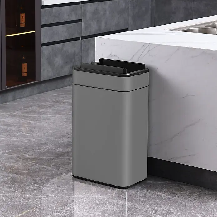 SVITA Sensormülleimer SE60L - 60 l, Stahl, Grau - Eleganter grauer, rechteckiger Abfalleimer in moderner Küche mit Marmorarbeitsplatte und dunklen Schränken, hoch und schlank.