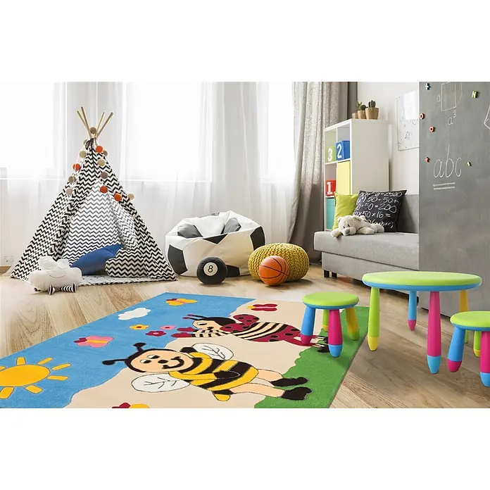 Kayoom Kinderteppich Joy 4091 - Multi, 160 x 110 cm, 100 % Modacryl - Ein lebhaftes Kinderzimmer mit Tipi, farbenfrohem Bienen-Teppich und kleinem Tisch mit Stühlen.