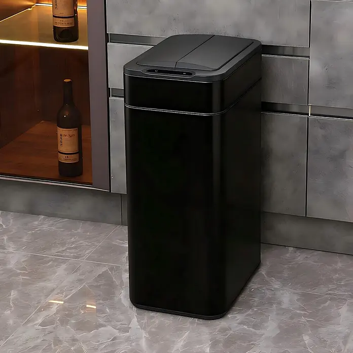 SVITA Sensormülleimer SE60L 60l Automatik rechteckig Stahl Schwarz -  - Schlanker schwarzer rechteckiger Automatik-Mülleimer mit geteiltem Deckel, auf Fliesenboden neben dunklen Küchenschränken.
