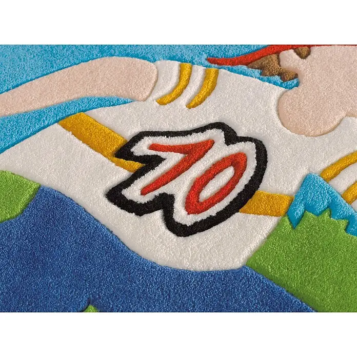 Kayoom Kinderteppich Joy 4090 - Multi, 160 x 110 cm, 100 % Modacryl - Buntes, strukturiertes Textil mit einer auffälligen roten Zahl 70 auf Weiß, umgeben von blauen, grünen, gelben und beigefarbenen Abschnitten.