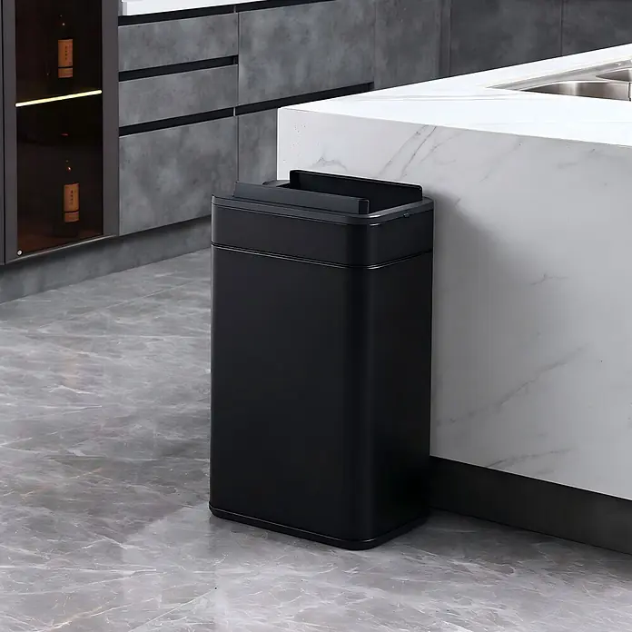 SVITA Sensormülleimer SE60L 60l Automatik rechteckig Stahl Schwarz -  - Eleganter schwarzer, rechteckiger Mülleimer in einer modernen Küche, neben einer weißen Marmorarbeitsplatte.