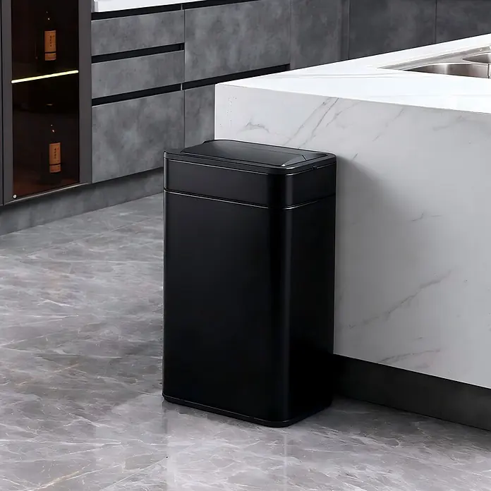 SVITA Sensormülleimer SE60L 60l Automatik rechteckig Stahl Schwarz -  - Schwarzer rechteckiger Mülleimer mit Deckel in einer modernen Küche.