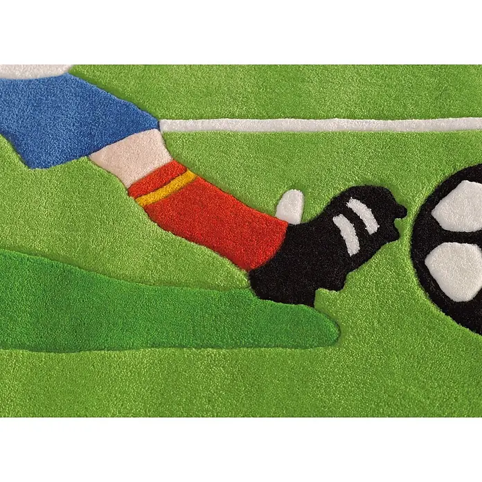 Kayoom Kinderteppich Joy 4090 - Multi, 160 x 110 cm, 100 % Modacryl - Getufteter Teppich mit einem Fußballspielerbein in roten Socken und schwarzem Schuh, das einen schwarz-weißen Fußball tritt.