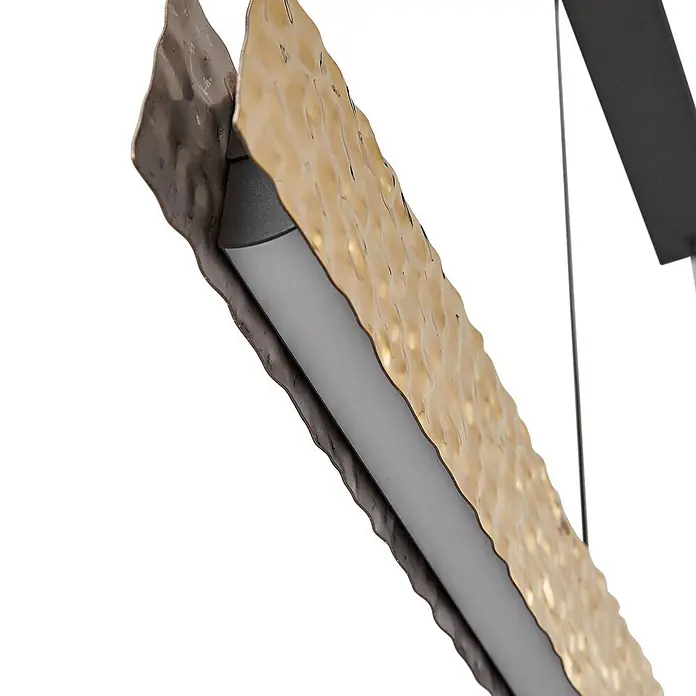 Lucande Pendelleuchte Nivara - messing / gold, gold, Schwarz - Nahaufnahme einer modernen Leuchte mit gehämmertem goldfarbenem Metall und grauem Diffusor.