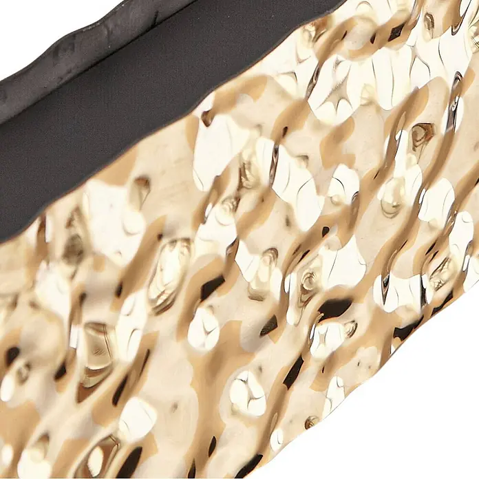 Lucande Pendelleuchte Nivara - messing / gold, gold, Schwarz - Goldfarbenes gehämmertes Metall mit einer reflektierenden, texturierten Oberfläche und einem glatten dunklen Rand.