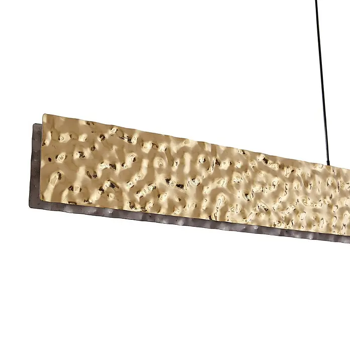 Lucande Pendelleuchte Nivara - messing / gold, gold, Schwarz - Lineare goldene Pendelleuchte aus gehämmertem Metall mit dunkler Basis.