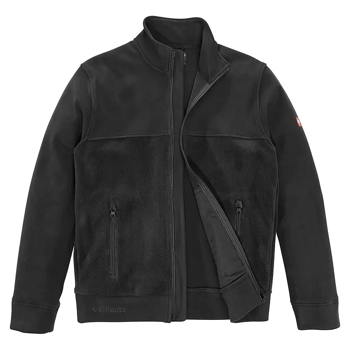 Engelbert Strauss Fleecejacke - Schwarz, L - Schwarze Fleecejacke, teilweise geöffnet, mit zwei Reißverschlusstaschen und rotem Ärmellogo. 'STRAUSS' am Saum sichtbar.