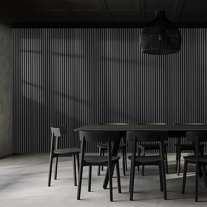 FibroTech Akustikpaneel Premium - Black Oak, 2.440 x 605 x 22 mm - Dunkle Holzlamellen-Wandverkleidung in einem Esszimmer mit passendem dunklen Esstisch und Stühlen unter einer Hängeleuchte.