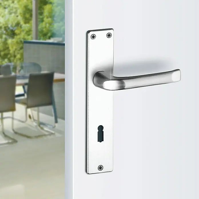 Stabilit Langschild - Stärke Tür: 35 mm - 45 mm, Aluminium, L-Form, Langschild - Nahaufnahme eines Türgriffs aus Metall mit Schloss an einer weißen Tür.