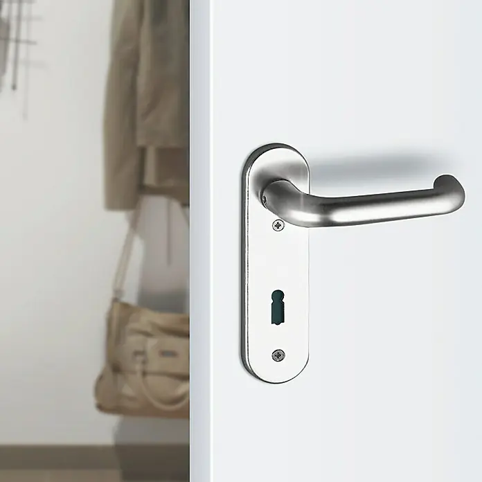 Stabilit Drückergarnitur - Stärke Tür: 35 mm - 45 mm, Aluminium, U-Form - Nahaufnahme eines Türgriffs aus Metall an einer weißen Tür.