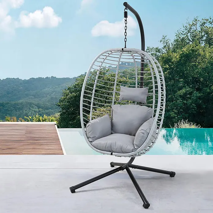 SVITA Hängesessel BELLY - L x B x H: 100 x 90 x 200 cm, Metall, Grau - Weißer Rattan-Hängesessel mit grauen Kissen auf schwarzem Metallgestell, an einem Pool mit Aussicht.