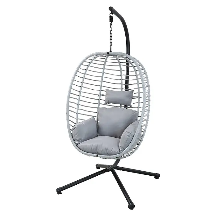 SVITA Hängesessel BELLY - L x B x H: 100 x 90 x 200 cm, Metall, Grau - Ein weißer Hängesessel im Rattan-Stil mit grauen Kissen, aufgehängt an einem schwarzen Metallgestell.