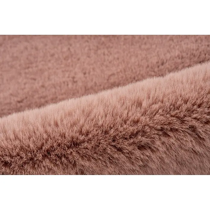 Kayoom Kunstfell Boundless 226 - Puderrosa, 90 x 60 cm, 90 % Polyester, 10 % Baumwolle - Nahaufnahme von weichem, hellbraunem Kunstfell oder Plüschstoff mit sichtbarer Textur.