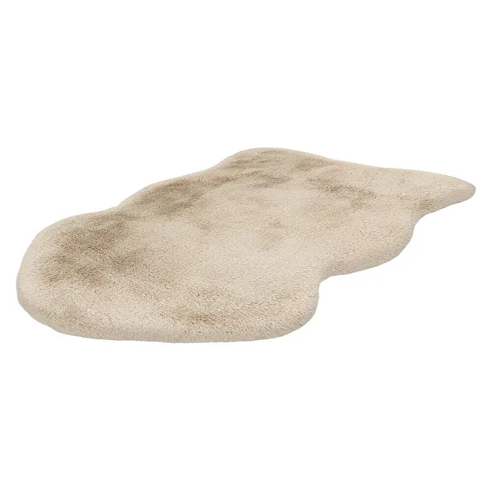 Kayoom Kunstfell Boundless 226 - Creme, 90 x 60 cm, 90 % Polyester, 10 % Baumwolle - Weicher, hellbeiger Kunstfellteppich mit unregelmäßiger Form.
