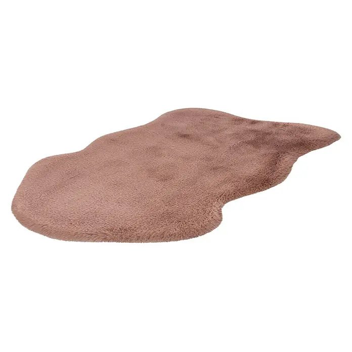 Kayoom Kunstfell Boundless 226 - Puderrosa, 90 x 60 cm, 90 % Polyester, 10 % Baumwolle - Hellbrauner, unregelmäßig geformter Kunstfellteppich, weich und flauschig.