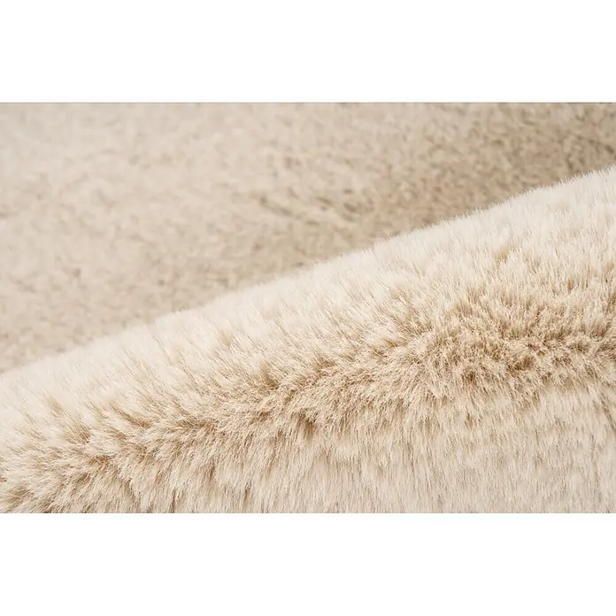 Kayoom Kunstfell Boundless 226 - Creme, 90 x 60 cm, 90 % Polyester, 10 % Baumwolle - Nahaufnahme von weichem, flauschigem beigefarbenem Kunstfellstoff.