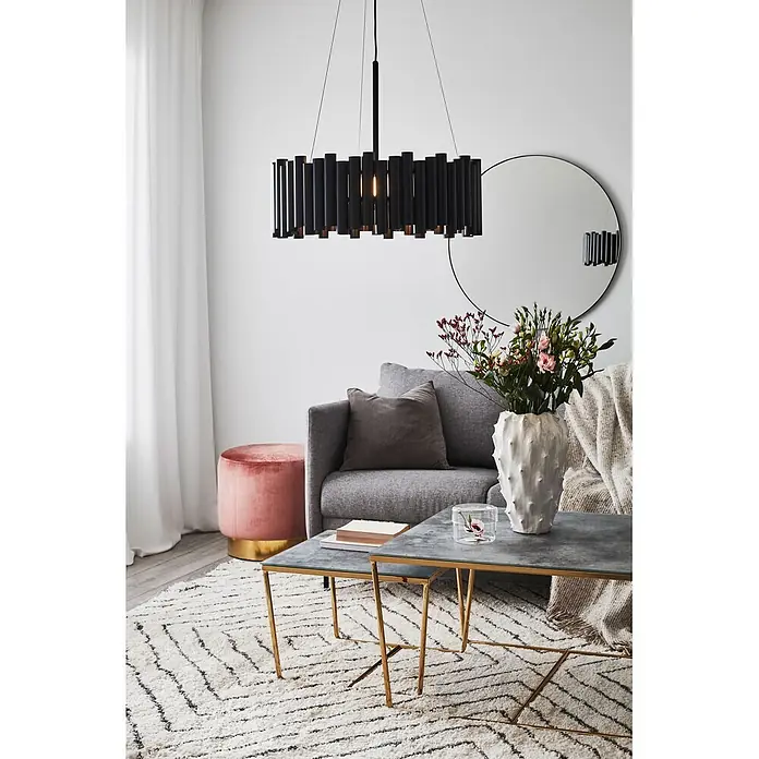 Markslöjd Pendelleuchte rund Level 3 - 60 W, Ø x H: 52,5 x 20 cm, Schwarz, E27 - Schwarzer zylindrischer Kronleuchter aus einzelnen Röhren in einem modernen Wohnzimmer.