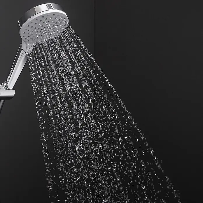 Hansgrohe Duschsystem Moventa S 240 - Lochabstand: 138 cm - 162 cm, Anzahl Strahlarten: 1 Stk. - Chrom-Duschkopf mit weißer Sprühfläche, der aktiv klares Wasser versprüht.