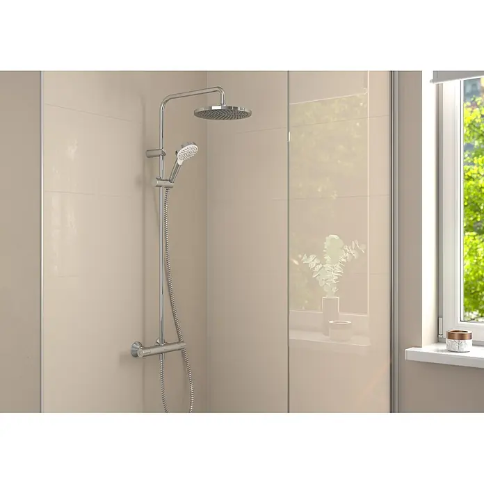 Hansgrohe Duschsystem Moventa S 240 - Lochabstand: 138 cm - 162 cm, Anzahl Strahlarten: 1 Stk. - Chrom Duschsystem mit rundem Kopf und Handbrause, an einer beigefarbenen Fliesenwand in einer modernen Duschkabine.