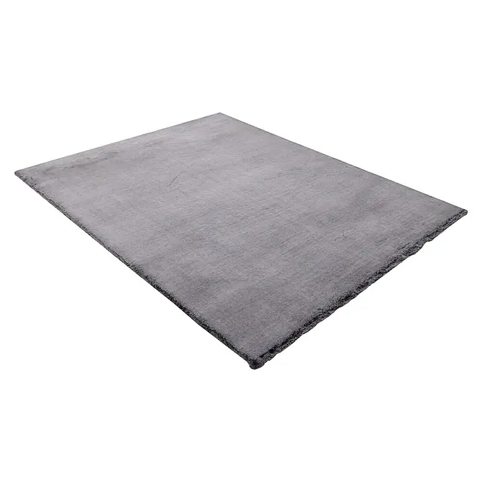 Kayoom Fellteppich Luxe 525 - Karbongrau, 230 x 160 cm, 90 % Polyester, 10 % Wolle - Ein rechteckiger grauer Teppich mit weicher, plüschiger Textur, schräg betrachtet.