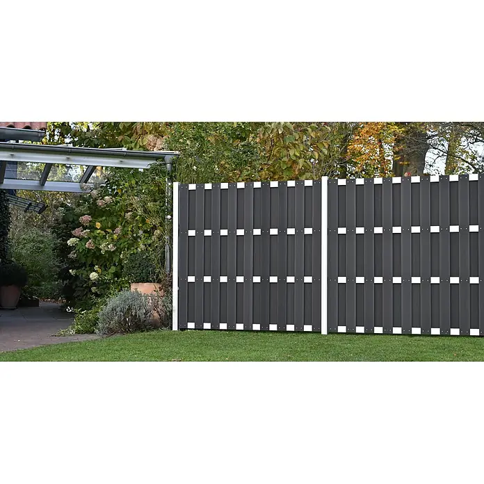 GartenLand WPC Bretterzaun Relax Anthrazit Alu Anthrazit Bausatz -  - Dunkelgrauer Sichtschutzzaun mit weißen Akzenten im Garten installiert.
