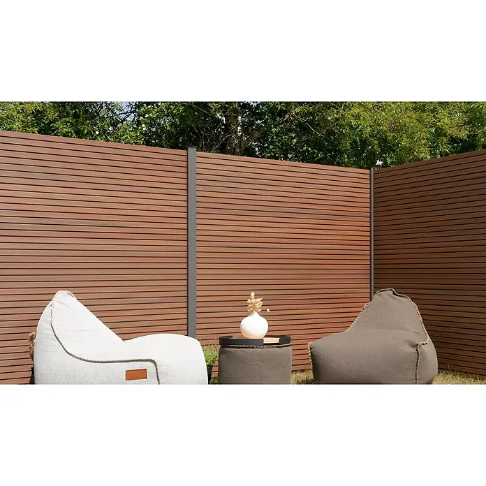 GartenLand Steckzaun-Element WPC Zaun Shadowline Musterstück - B x H: 20 x 18 cm, Mahagoni, Verbundwerkstoff - Brauner Lattenzaun im Außenbereich mit Sitzsäcken und Beistelltisch.