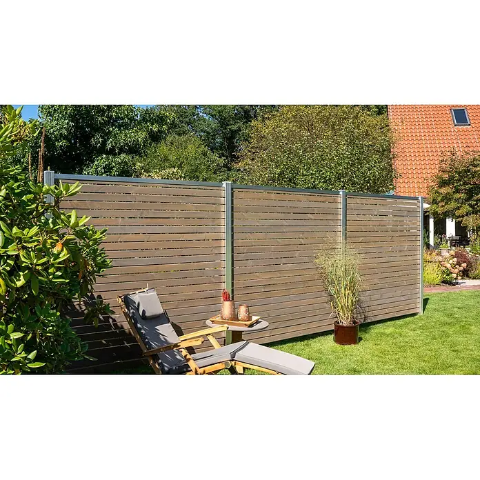 GartenLand Steckzaun-Element Holz Zaun Craftwood Musterstück - B x H: 20 x 7,5 cm, Grau, Holz - Ein moderner Sichtschutzzaun aus Holz mit grauen Metallpfosten, der Privatsphäre bietet.