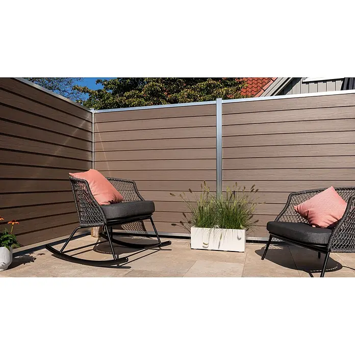 GartenLand Steckzaun-Element WPC Zaun Schwedenprofil Musterstück - B x H: 20 x 15 cm, Braun, Verbundwerkstoff - Zwei braune WPC-Sichtschutzelemente mit silbernen Pfosten auf einer Terrasse, die einen geschützten Außenbereich bilden.