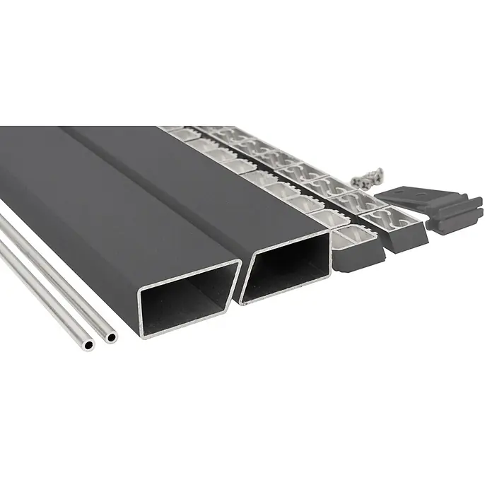 GartenLand WPC Zaun Stockholm Steckzaun Karamellbraun Alu Anthrazit -  - Sortiment aus dunkelgrauen rechteckigen und silbernen runden Aluminiumprofilen mit verschiedenen Beschlägen für den Aufbau.