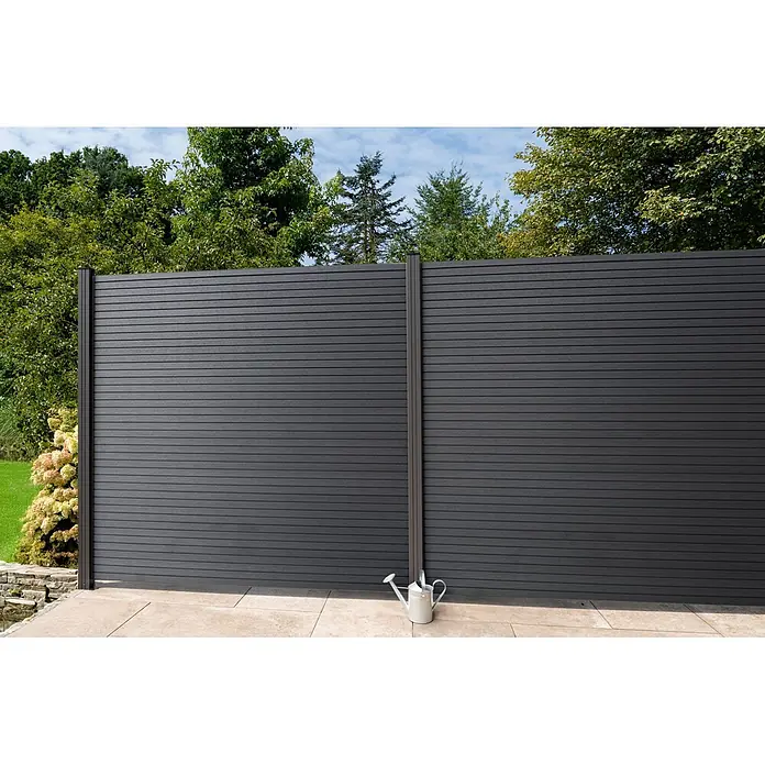 GartenLand Steckzaun-Element WPC Zaun Shadowline Ohne Pfosten - B x H: 180 x 180 cm, Deep Black, Verbundwerkstoff - Dunkelgrauer WPC-Sichtschutzzaun mit horizontalen Lamellen, in eine Gartenumgebung integriert.